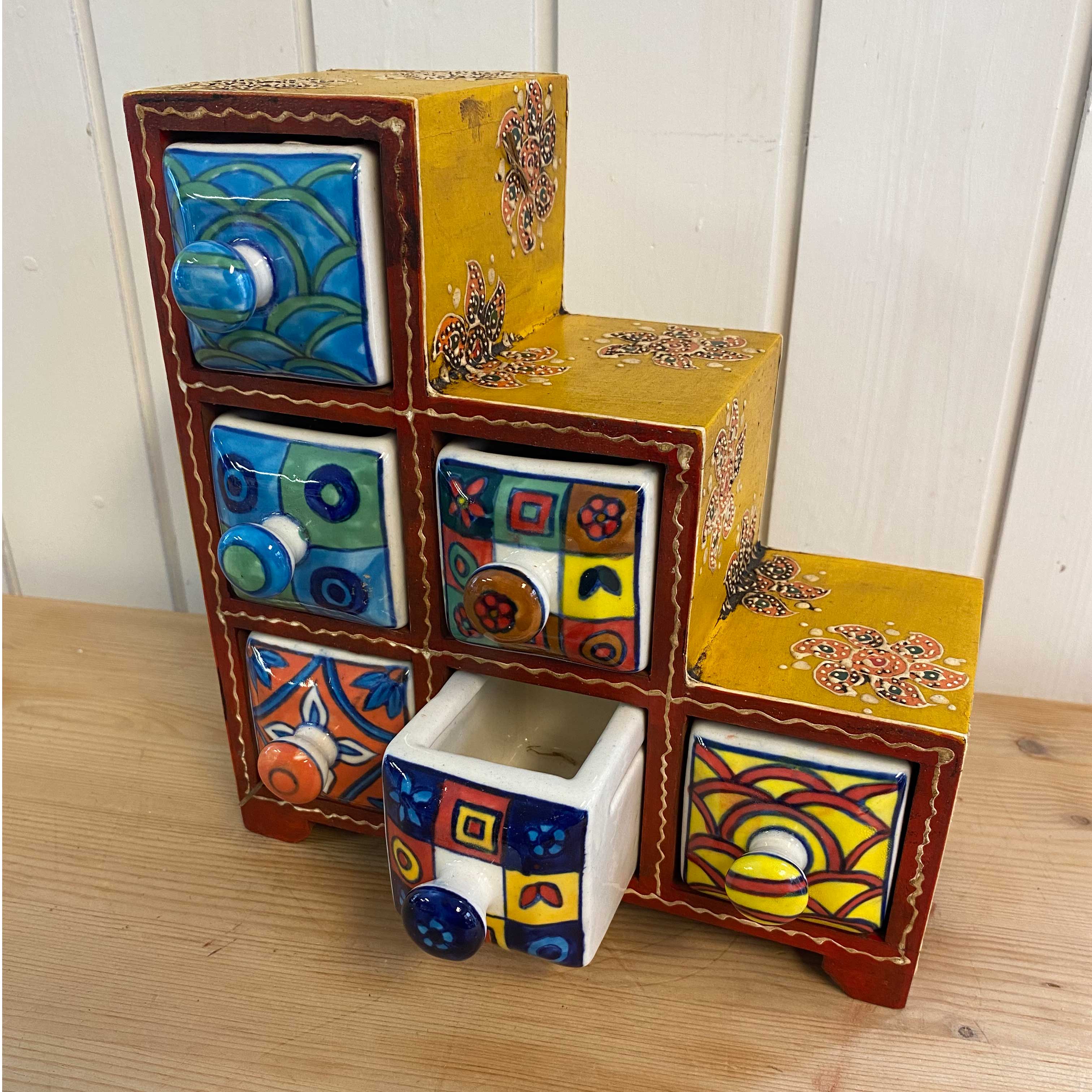 Kleinmöbel mit Keramikschubladen