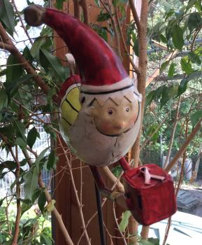 Preview: Gartenstecker Fliegender Nikolaus mit Geschenk aus bemaltem Blech