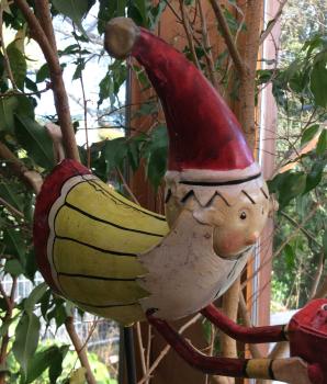 Preview: Gartenstecker Fliegender Nikolaus mit Geschenk aus bemaltem Blech