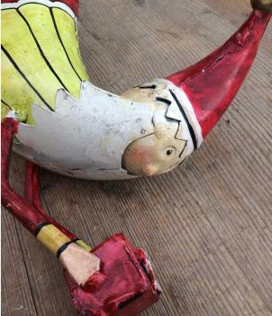 Preview: Gartenstecker Fliegender Nikolaus mit Geschenk aus bemaltem Blech