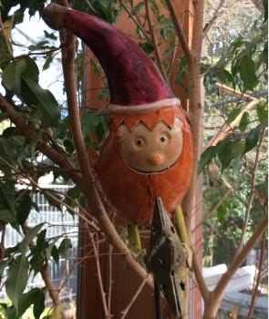 Preview: Gartenstecker Fliegender Nikolaus mit Stern aus bemaltem Blech