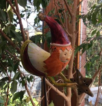 Preview: Gartenstecker Fliegender Nikolaus mit Stern aus bemaltem Blech