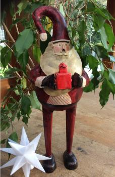 Preview: Santa Claus mit Geschenk aus hand bemaltem Blech