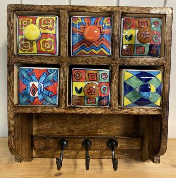 Wandgregal Handtuchhalter mit handbemalten Keramikschubladen Landhaus