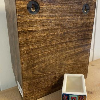 Wandgregal Handtuchhalter mit handbemalten Keramikschubladen Landhaus