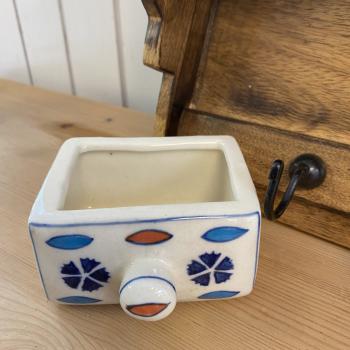 Preview: Wandgregal Handtuchhalter mit handbemalten Keramikschubladen Landhaus