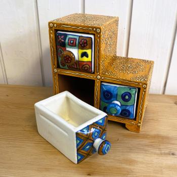 Preview: DEKO Minischränkchen handbemalt- 3 bunte Keramikschubladen für Gewürze/Schmuck /Ausrichtung rechts
