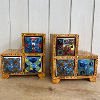 DEKO Minischränkchen handbemalt- 3 bunte Keramikschubladen für Gewürze/Schmuck-Ausrichtung links