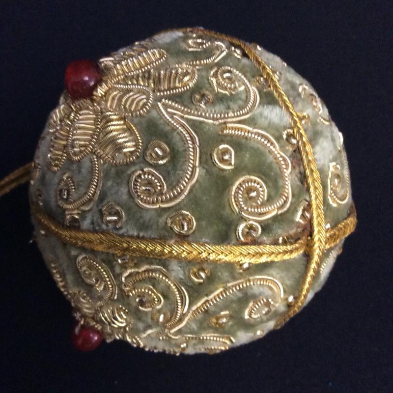 Edle Baumkugel aus Samt , reichlich verziert - grün