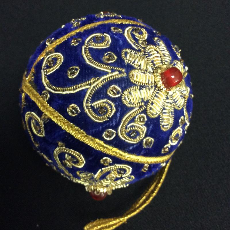 Edle Baumkugel aus Samt , reichlich verziert - blau