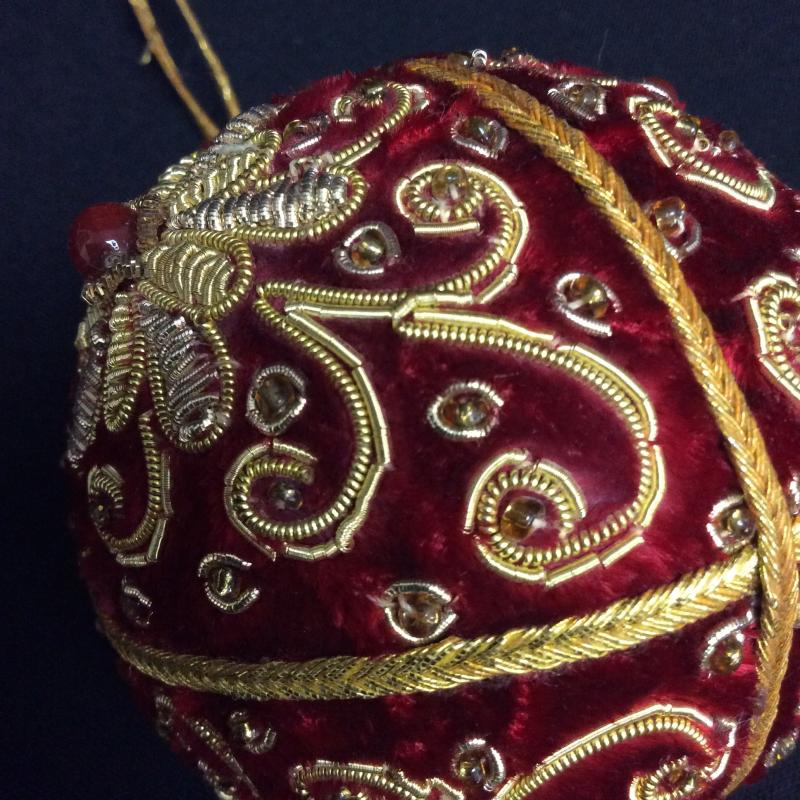 Edle Baumkugel aus Samt , reichlich verziert - rot
